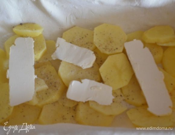 Его надо посолить, поперчить и разложить на нем кусочки сливочного масла.