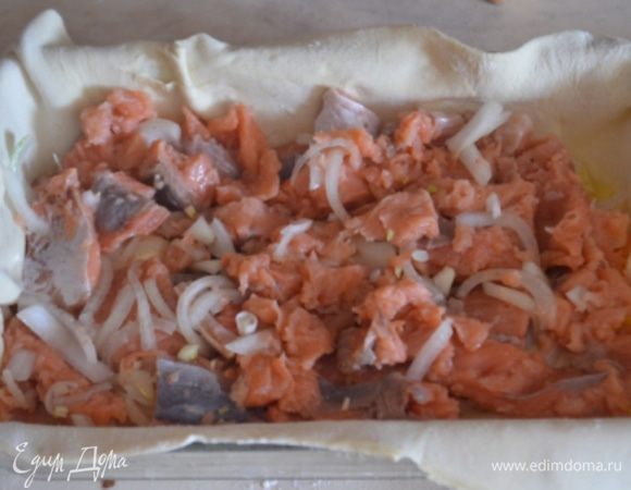 Сверху распределяем рыбу.