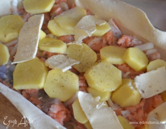 Раскладываем остатки картофеля и кусочки масла.