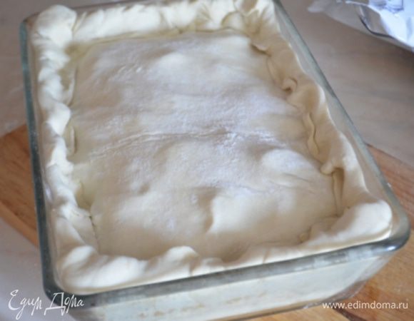 накрываем вторым пластом теста, смазываем желтком и обязательно накалываем вилкой, чтобы тесто не вздулось. Борта нужно как следует залепить, чтобы соки остались внутри! Выпекаем примерно 1 час при 180 гр. 