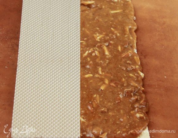 Или горячую нугу выложить на вафельный лист...