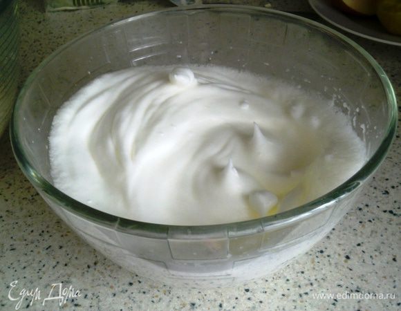 В отдельной посуде взбить белки с щепоткой соли.

