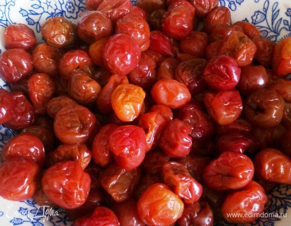 Замороженную вишню разморозить...слить жидкость...и дополнительно отжать...(у моей вишни вид не очень презентабельный, но зато своя..с дачи))))