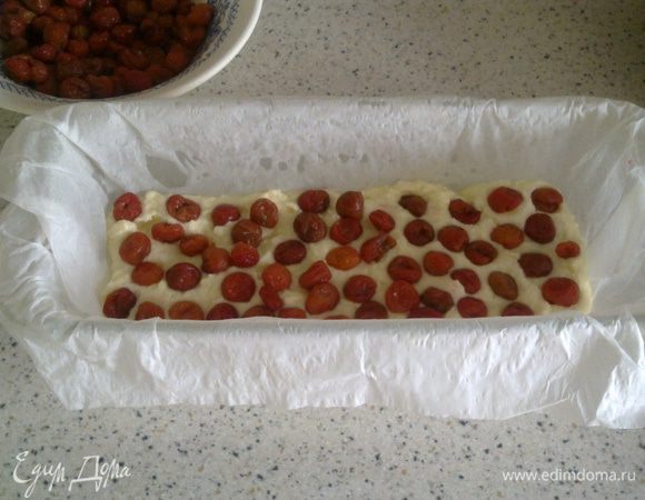 Отжатую вишню выложить ровным слоем на творожную массу.