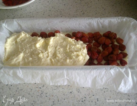 Повторить эту манипуляцию ещё раз...творог...вишня и опять творог.