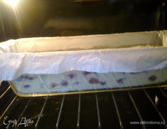 Ставим в разогретый до 160 градусов духовой шкаф примерно на 1 час...как только сверху зарумянится - пора доставать!!! )))