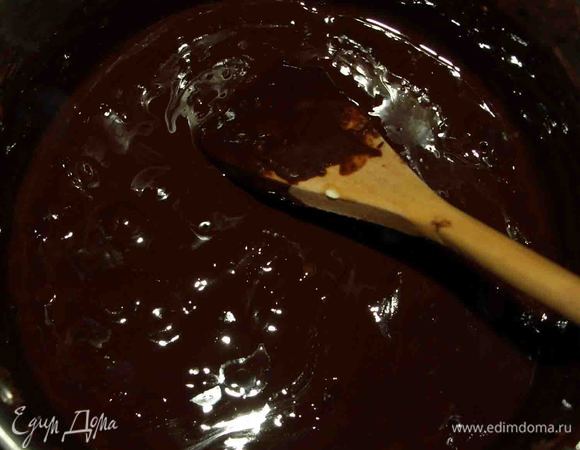 Шоколад с маслом растопить (можно в микроволновке). Хорошо перемешать.
