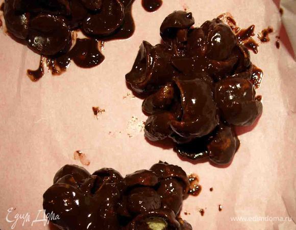 Разложить ложкой на тарелку. Можно на пищевую бумагу, а можно и без нее.