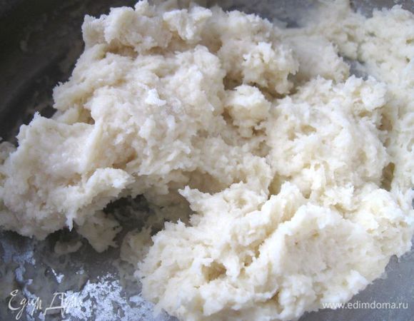 Муку просеять. Взять 65 г муки и заварить кипящим молоком. Размешать до гладкой консистенции.