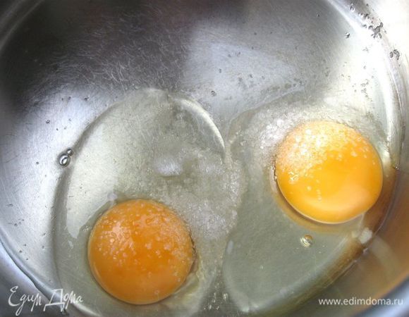 Пока тесто остывает, взбить яйца с солью до пены. 

