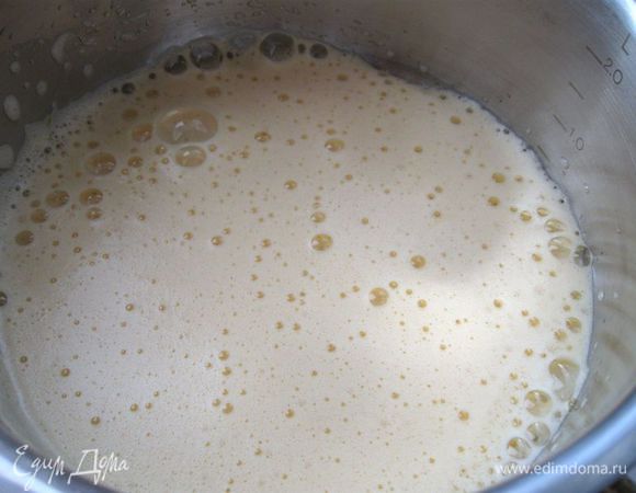 Смешать яйца с остывшим тестом, хорошо перемешать.