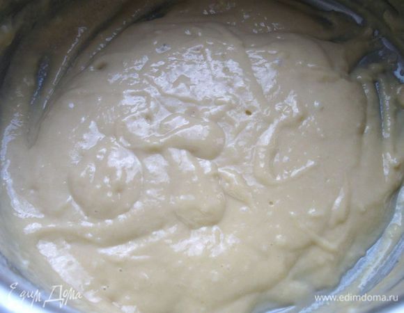 Добавить дрожжи и 50 г муки, перемешать, дать постоять 30 минут, накрыв   полотенцем.