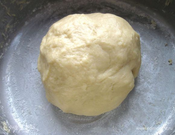 Вымесить тесто, добавить размягченное сливочное масло, добавить оставшуюся муку ( 130 г). Хорошо вымесить тесто, чтобы отставало от рук. Закрыть кастрюлю с тестом полотенцем, дать постоять 1 час.
