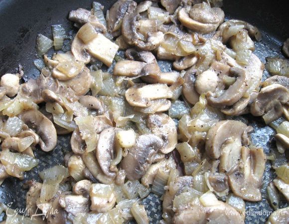 На разогретую сковороду с оливковым маслом положить лук, немного обжарить, добавить грибы, потушить до испарения жидкости. Снять с огня, посолить, поперчить.