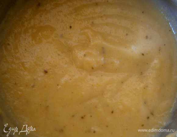 В сотейнике соединить молоко, масло, кукурузную муку, соль, сахар, молотый анис. Поставить на маленький огонь и, постоянно помешивая довести до кипения. Затем остудит до тёплого состояния (масса напоминает манную кашу).