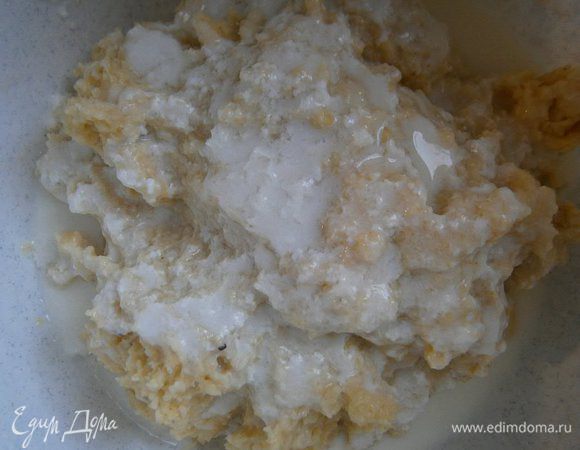 Затем добавить тёплый кефир, хорошо перемешать.