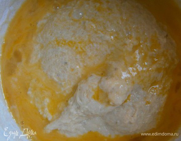 Ввести слегка взбитые яйца и хорошо перемешать миксером в течении 10 минут.