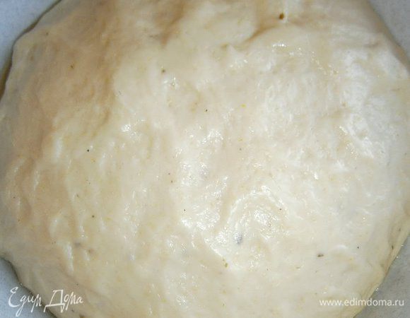 Подошедшее тесто очень мягкое, нежное, прямо волшебное!
Выложить тесто на стол, обмять и разделить на несколько частей ( я разделила на 25 частей, т. к. булочки я делала небольшие).