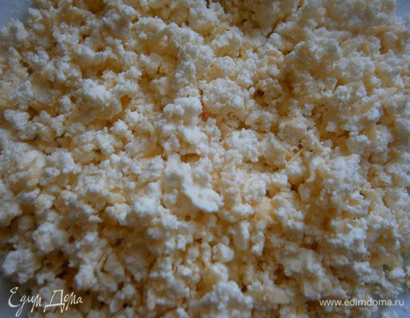 Для начинки брынзу размять вилкой, добавить тёртый твёрдый сыр и перемешать.