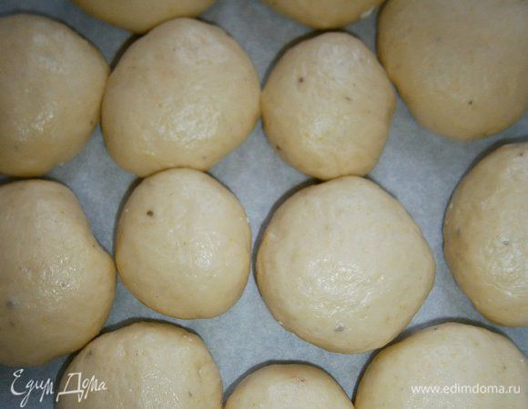 Выложить в форму, застелив её бумагой для выпечки, на небольшом расстоянии. Накрыть плёнкой и оставить на 1 час для расстойки.