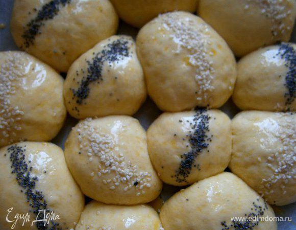 Духовку разогреть до t 190 С.
Подошедшие булочки смазать яичным желтком, присыпать маком и кунжутом.
Выпекать 25 минут.