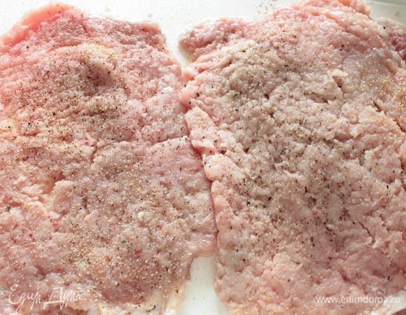 Мясо нарезать на отбивные толщиной 2-2,5 см,тонко отбить с двух сторон.Посыпать по вкусу солью,смесью молотых перцев,накрыть крышкой посуду и убрать в холодильник.