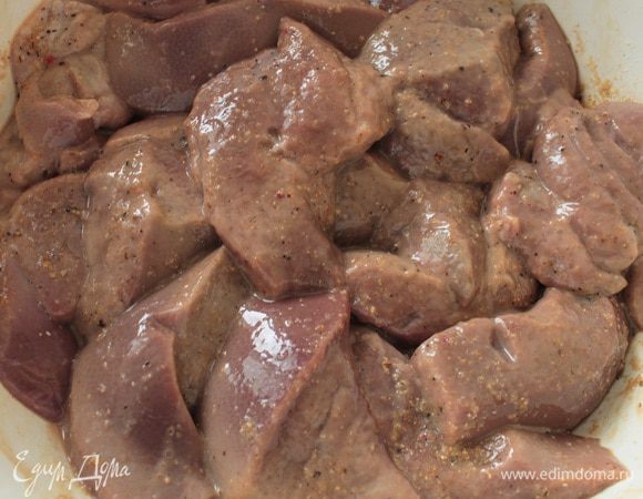 Кусочки печени достать из кефира,промокнуть салфеткой,посыпать чесноком в порошке,смесью молотых перцев,слегка посолить по вкусу,убрать в холодильник на 30 минут.