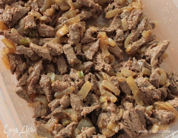 Затем обжарить кусочки печени в сковороде с растительным маслом ,переворачивая и стараясь не пережарить,что бы печень оставалась мягкой(примерно 5-7 минут),убрать в отдельную посуду.Репчатый лук разрезать на 4 части и  нарезать соломкой,обжарить в масле,в котором обжаривали печень, до прозрачности .Кусочки печени нарезать соломкой,добавить лук,перемешать.