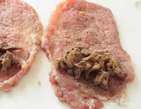 Достать отбивные из холодильника.Выкладываем начинку из печени.