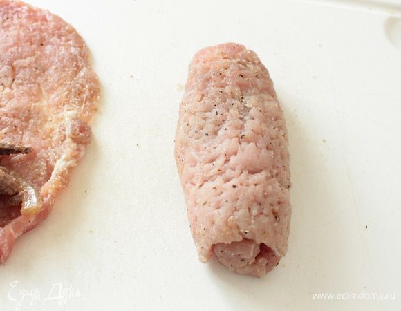 Аккуратно формуем рулетик.