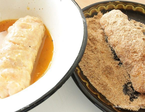 В отдельные мисочки насыпаем муку, панировочные сухари,взбитое с щепоткой соли и молотого перца яйцо. Каждый рулетик хорошо обвалять в муке, затем окунуть в яичную смесь, обвалять в панировочных сухарях. Нагреть сковороду с растительным маслом и обжарить рулетики до золотистого цвета на минимальном огне под  крышкой.Рулетики время от времени переворачиваем,что бы они равномерно прожарились.