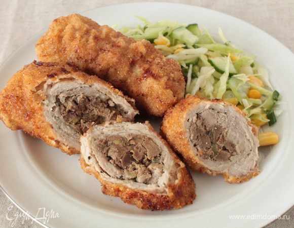 Готовые рулетики выкладываем в отдельную посуду,накрыть крышкой и дать отдохнуть 2-3 минуты.Подаем с  овощным салатом или любимым гарниром и соусом по вашему вкусу.Приятного вам аппетита!