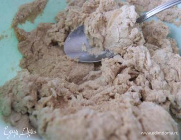 Добавить масло, воду, замесить тесто.