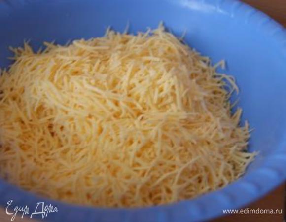 Сыр натереть на терке.
