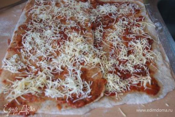 Покрыть тонким слоем томатной пасты, присыпать сыром.