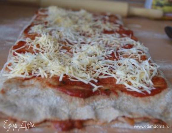 Полученный рулет покрыть томатным соусом, присыпать сыром.