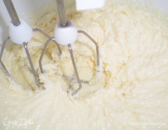 Сахар растереть с яйцом и желтками добела.