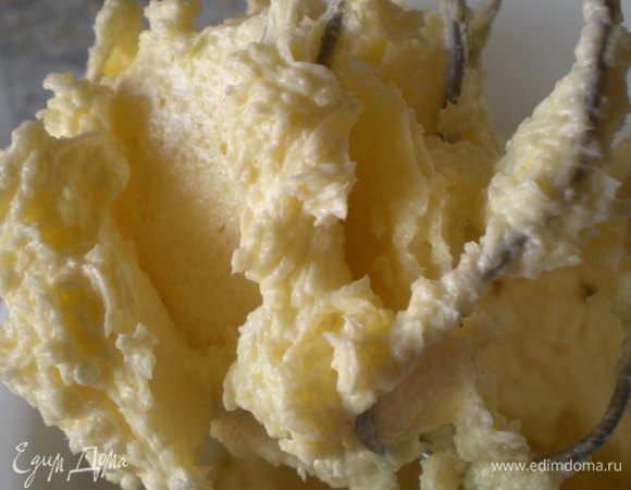 Соду добавить к сахарной массе, и туда же положить мягкое масло. Продолжить взбивать. 