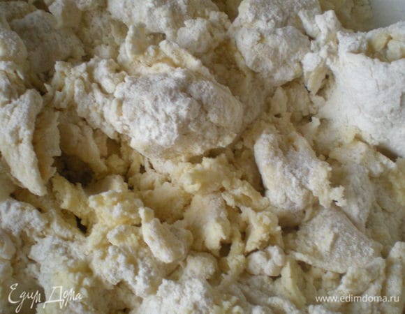 Положить 2 стакана муки и на небольших оборотах вмешать в тесто. Потом я с тестом работаю без миксера. Выкладываю на стол, и добавляя постепенно оставшуюся муку, вымешиваю тесто. 