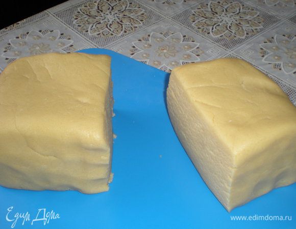 Делим тесто на две неравных части.