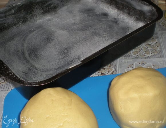 Форму обмазываем сливочным маслом и обсыпаем мукой.