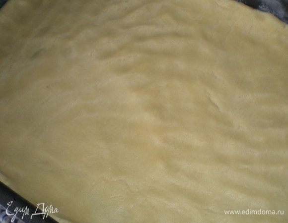 Большую часть выкладываем на дно и руками распределяем по дну. Небольшая хитрость: на тесто немного под начинку посыпаю крахмал, совсем чуть-чуть...Это для того, чтобы под жидким варением тесто не мокло )))