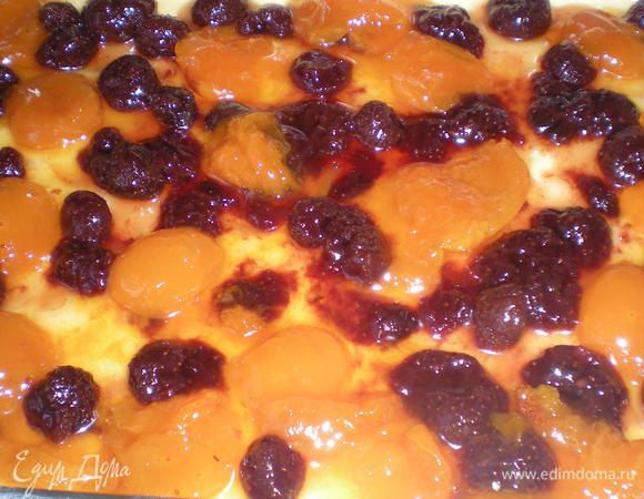 А вот и начинка: сегодня это кисленький абрикос и сладкая клубника. 