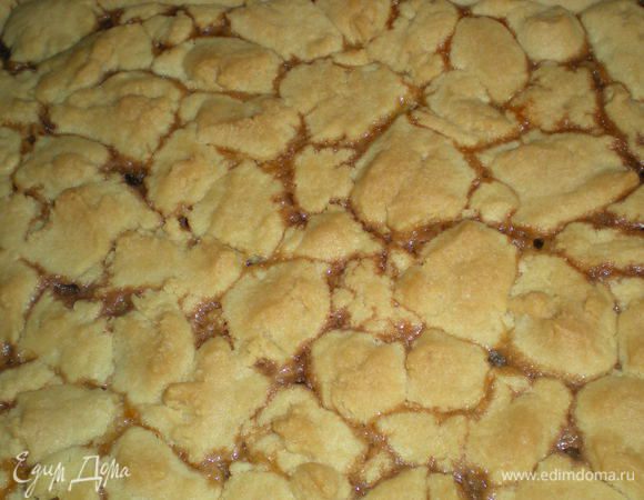 Как только верхушка подрумянится, пробуйте сухой лучинкой. Пусть вас не смущает мягкость верхнего слоя. Остынет и подсохнет. 