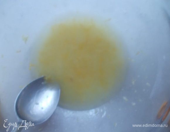 Добавить масло, сок и соду,все перемешать.