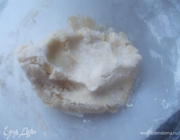 Добавить просеянную муку и замесить эластичное тесто.