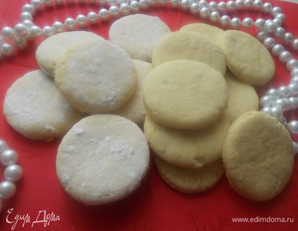 Выпекать минут 15, в предварительно разогретой духовке 180С. Противень не смазывать ничем,можно использовать пергамент. На фото видно, что половину печенек, я обсыпала пудрой, а вторую оставила так. С пудрой мне понравилось больше,слаже и вкуснее.