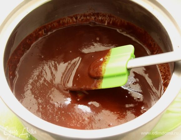 В сотейнике довести до кипения апельсиновый сок, снять с огня, добавить шоколад , поломанный на кусочки, и перемешать  до полного растворения шоколада. Поставить охлаждаться до комнатной температуры. 