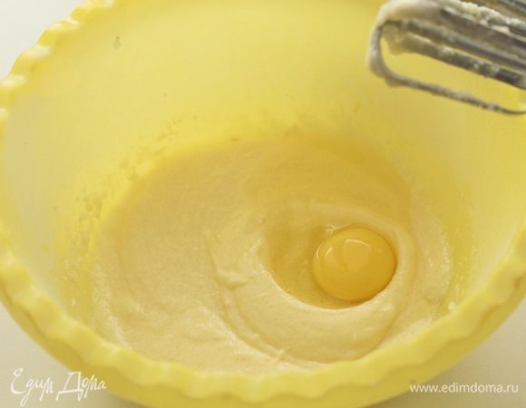 В большой миске взбить миксером масло, сахар. По одному добавить яйца, хорошо взбивая после каждого.
