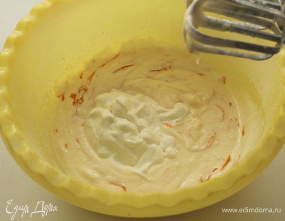 Добавить сметану и хорошо перемешать миксером. 